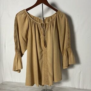 Solitaire Beige Crochet Accent Blouse